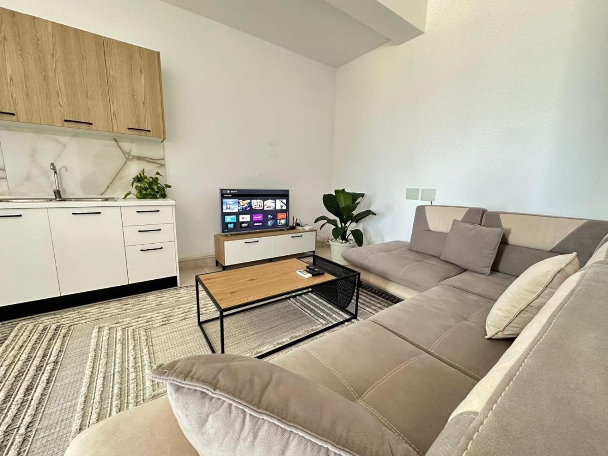 Perla Luxury Apartment - Private Patio & Parking Vlorë Eksteriør billede