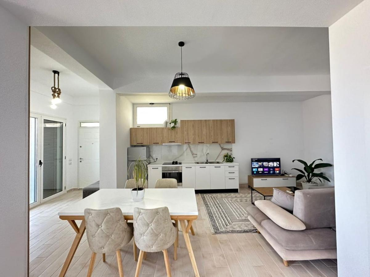 Perla Luxury Apartment - Private Patio & Parking Vlorë Eksteriør billede