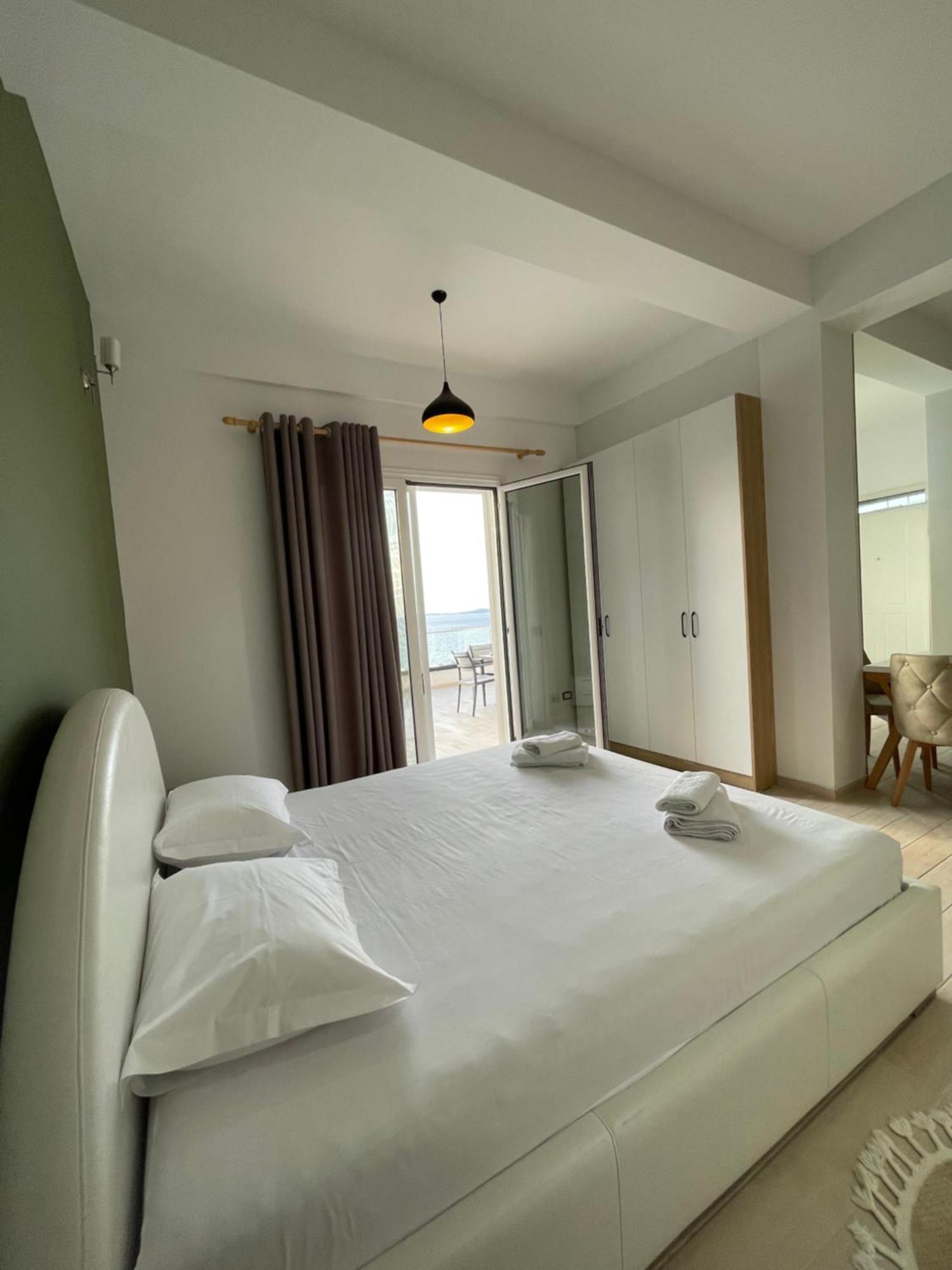 Perla Luxury Apartment - Private Patio & Parking Vlorë Eksteriør billede