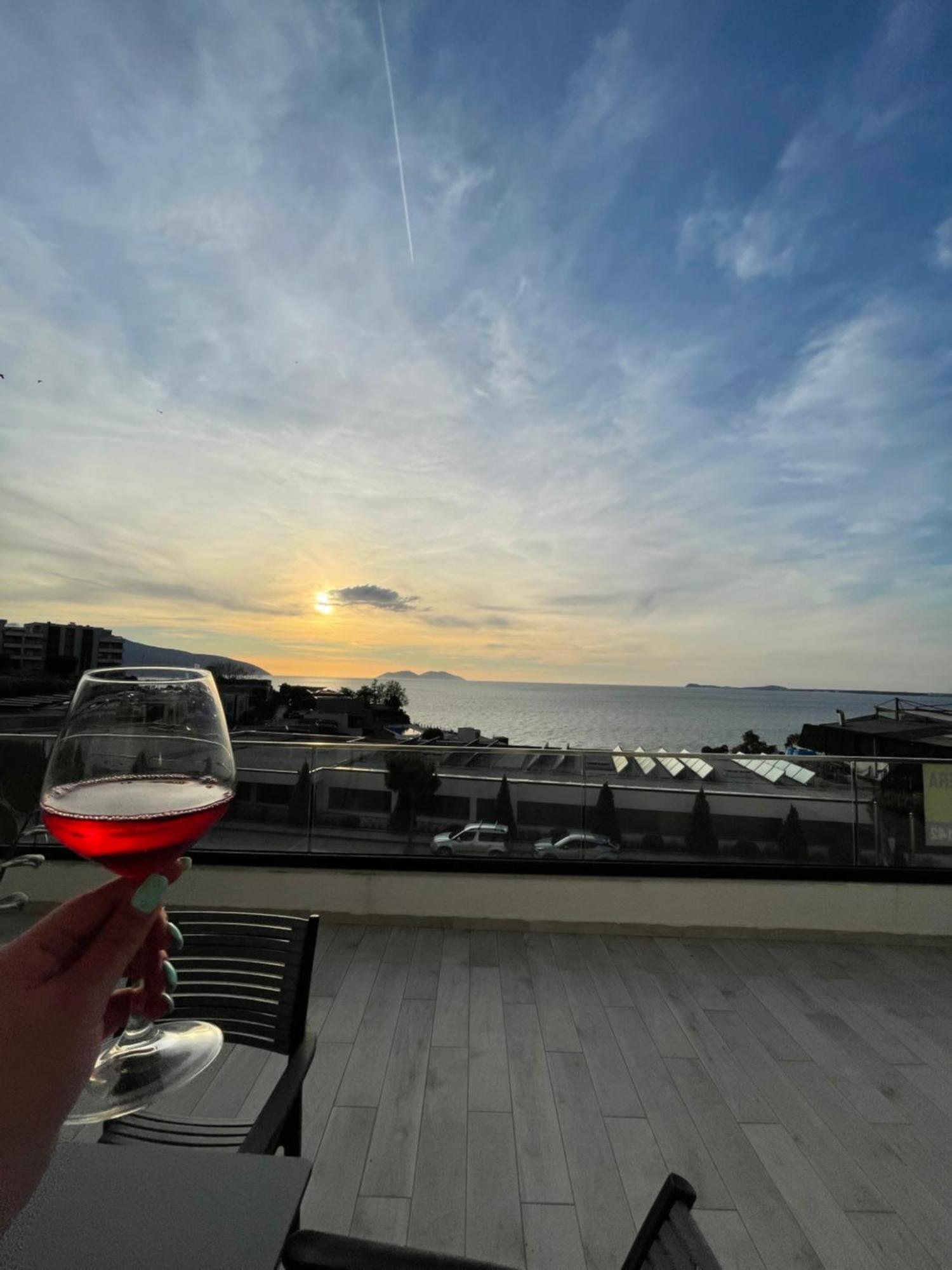 Perla Luxury Apartment - Private Patio & Parking Vlorë Eksteriør billede