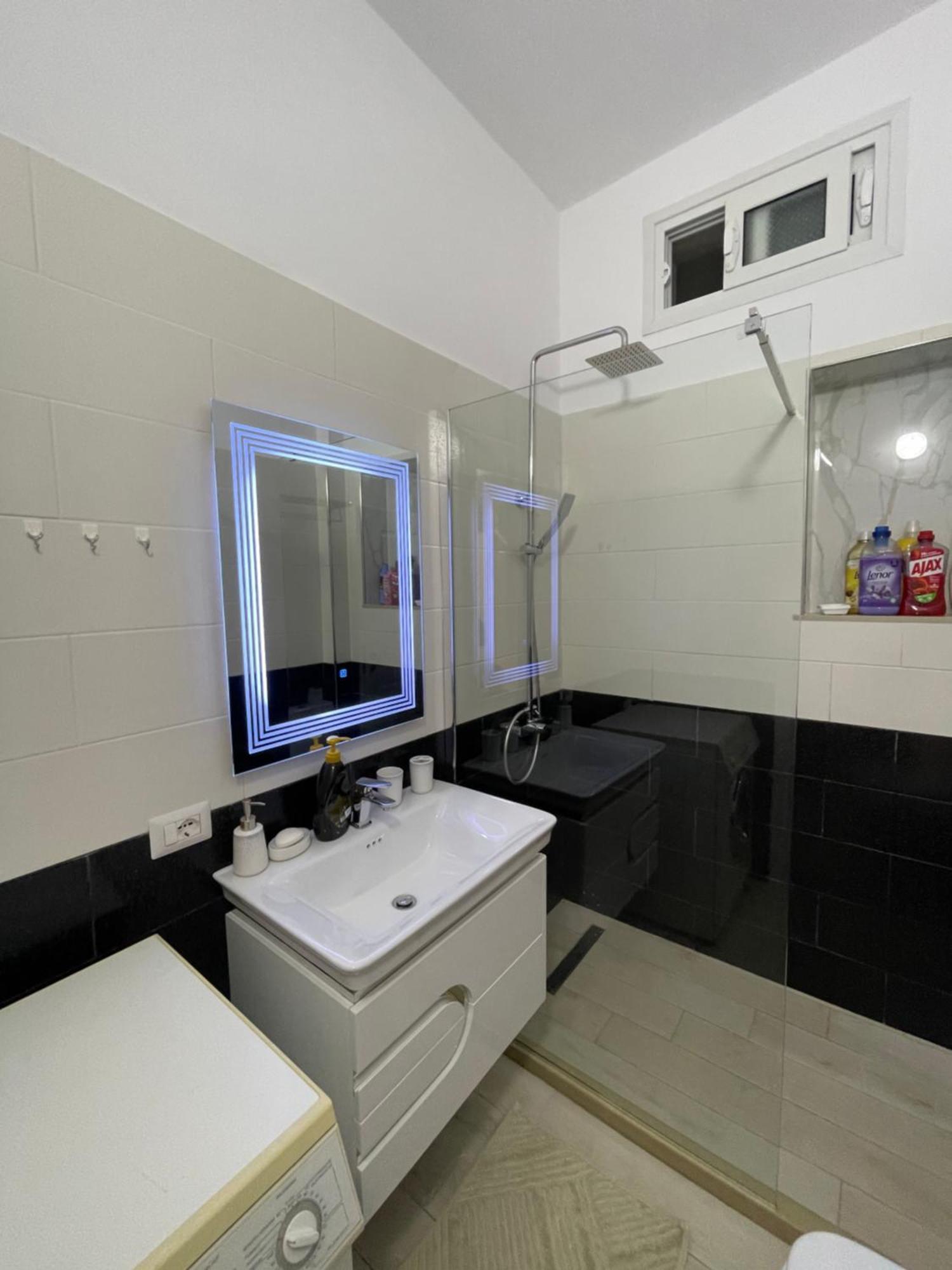 Perla Luxury Apartment - Private Patio & Parking Vlorë Eksteriør billede