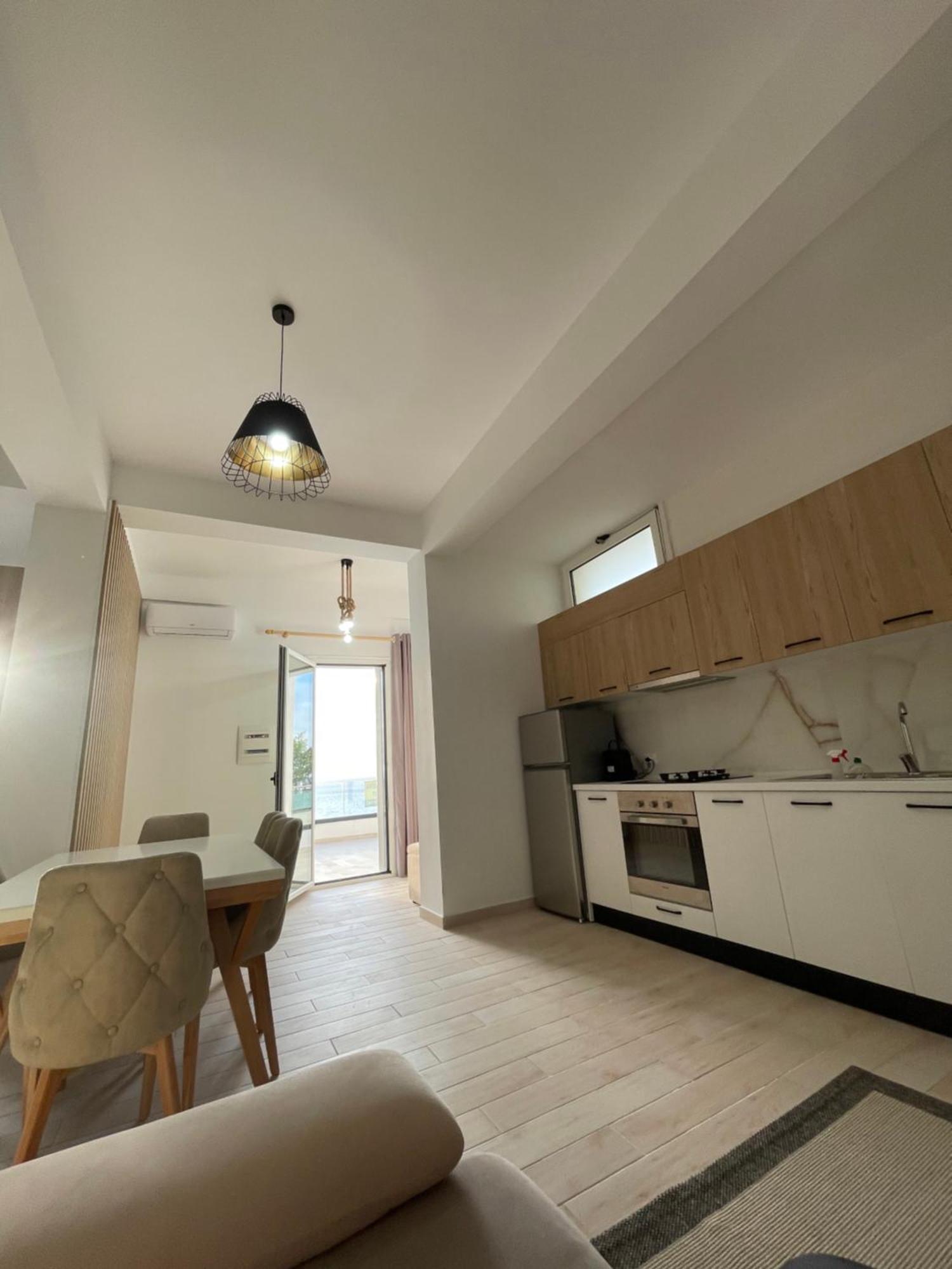 Perla Luxury Apartment - Private Patio & Parking Vlorë Eksteriør billede