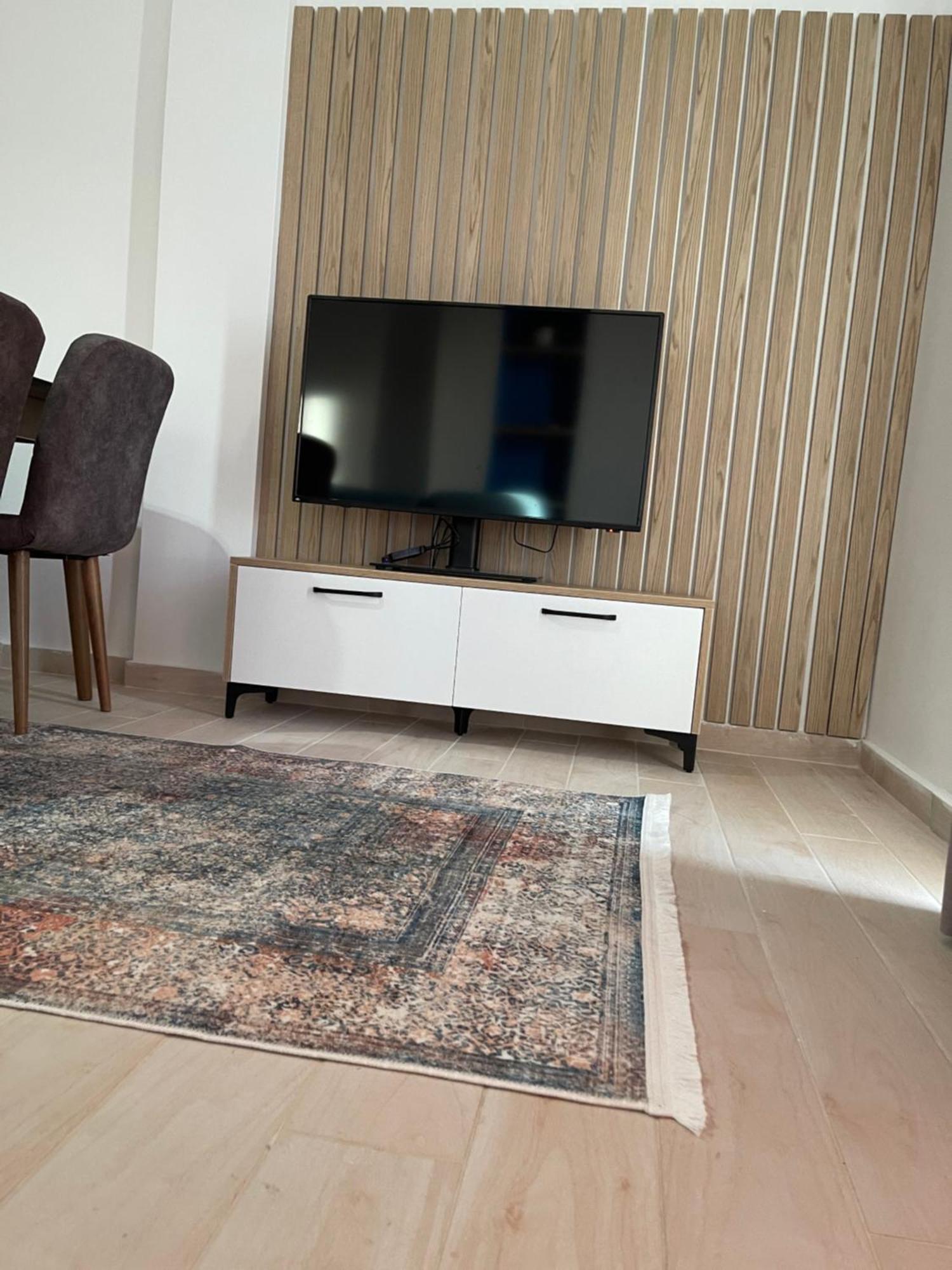 Perla Luxury Apartment - Private Patio & Parking Vlorë Eksteriør billede