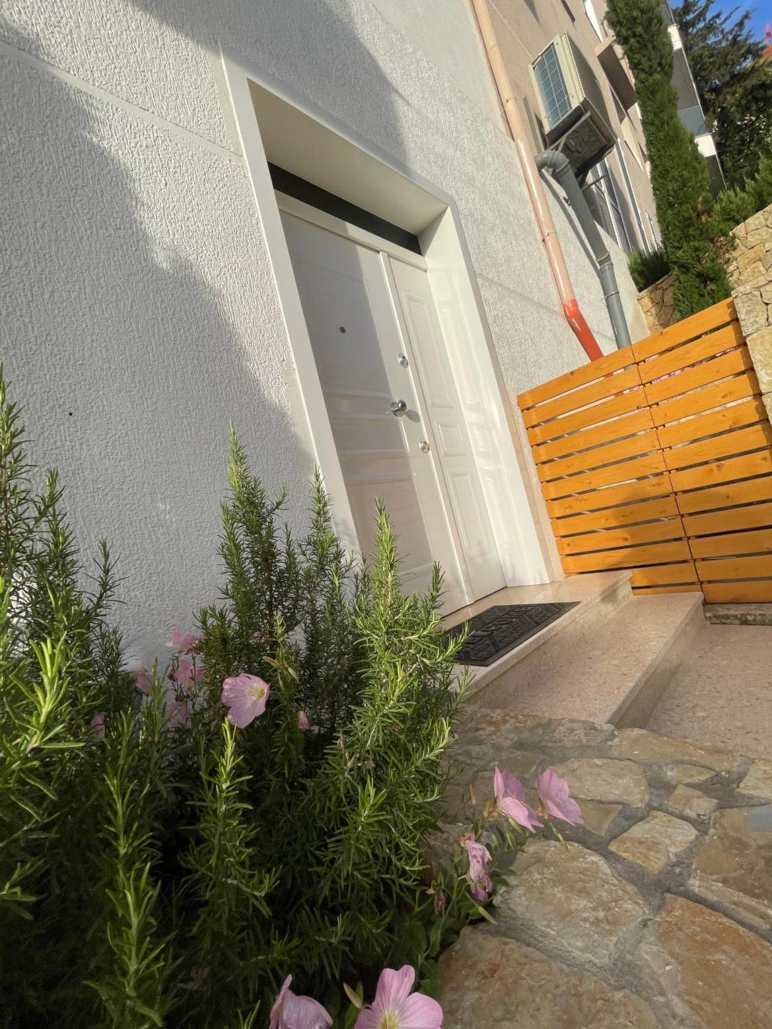 Perla Luxury Apartment - Private Patio & Parking Vlorë Eksteriør billede